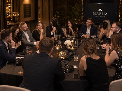 Dalyviai žaidžia „Mafiją“.
