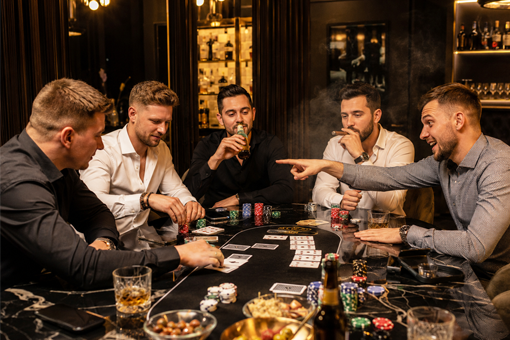 Bernvakario dalyviai žaidžia pokerį